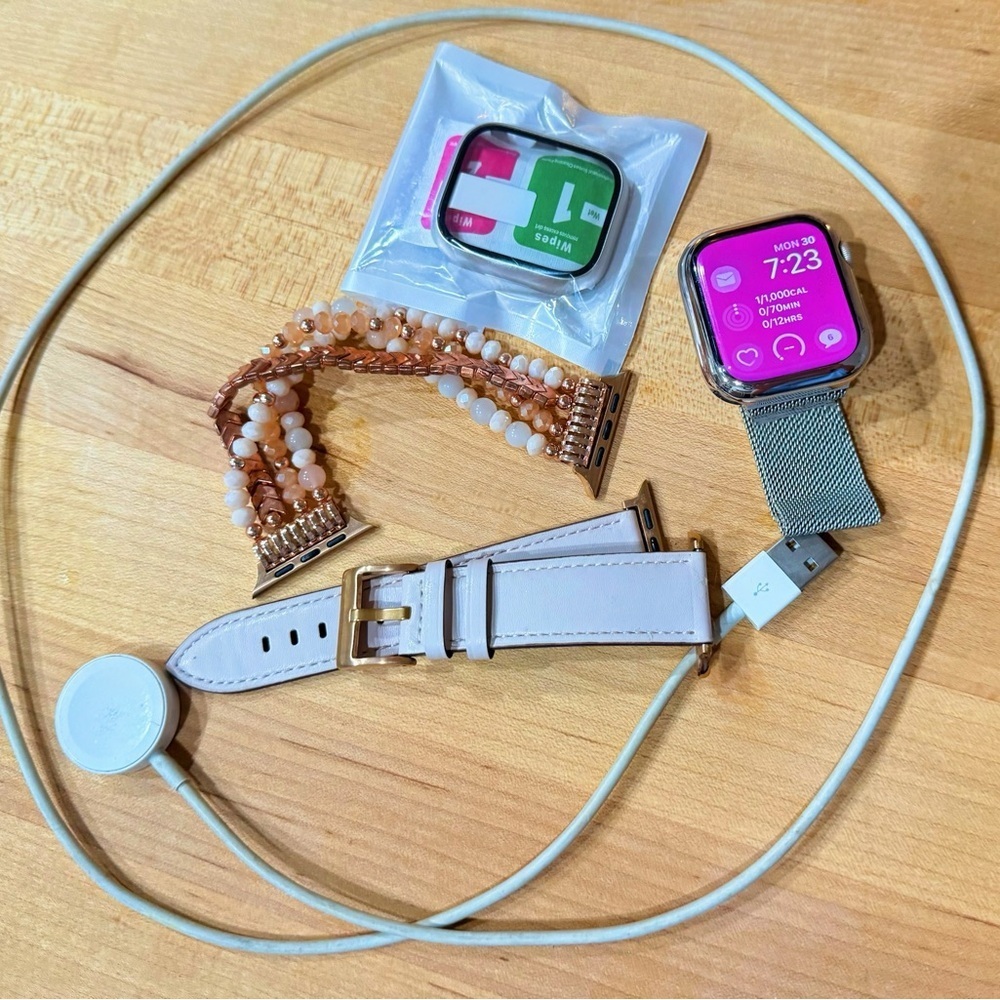 Apple Watch Series 8 (45mm, GPS) + EXTRAS